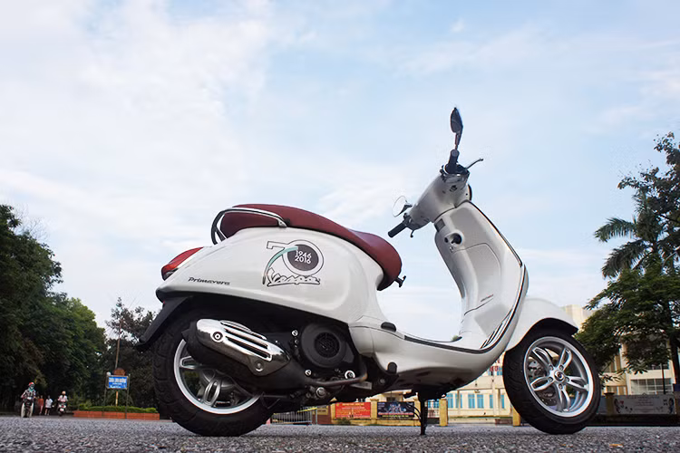  Vespa Primavera ABS là sản phẩm thay thế cho những chiếc LX/S thành công trong hơn 1 thập kỷ qua. Primavera hiện tại không có nhiều bóng hình của người anh em cùng tên, tuy nhiên sự trở lại của nó như muốn gợi nhớ tới một cuộc cách mạng cải tiến của Vespa ở giữa thế kỉ trước.