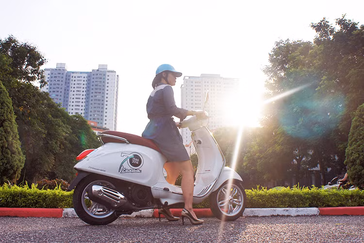 Đi nhanh, bứt tốc không phải là thế mạnh - đổi lại, chất lượng xe thương hiệu Ý thế hệ mới này lại khá vững vàng và ổn đinh. Nó thể hiện qua sự cứng cáp của khung gầm, khả năng ổn định và trọng tâm hợp lý đối với một chiếc scooter bánh nhỏ. Bên cạnh đó, hệ thống phanh ABS cũng là một điểm mạnh của Primavera trên mọi cung đường.