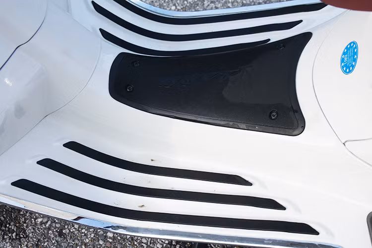 Primavera sở hữu chiều dài 1.852 mm, dài hơn LX nhưng có phần đầu thuôn và đuôi vuốt xuôi hơn Vespa LX. Vị trí sàn để chân dành cho người lái khá thoải mái nhưng được thiết kế nhô ở phía giữa do việc chuyển bình ắc qui xuống dưới sàn xe.