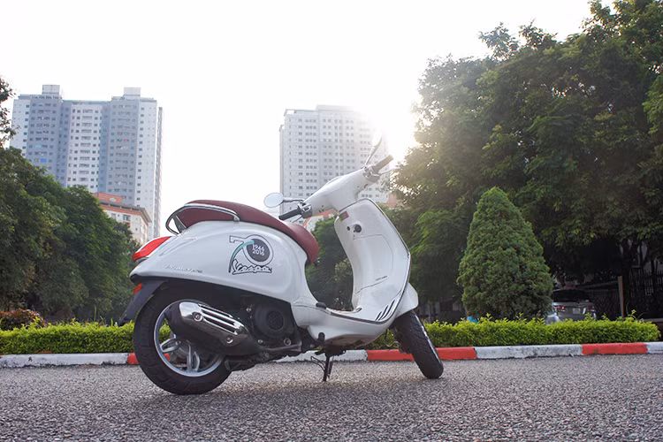 Sở hữu động cơ iGet thông minh mới, tích hợp nhiều công nghệ hiện đại nhất của Piaggio, hộp số CVT mới giảm rung, cải thiện lượng nhiên liệu tiêu thụ - khiến cỗ máy của chiếc xe mới này không còn tiếng khởi động ồn ào và được mệnh danh là "uống xăng" như trước đây.