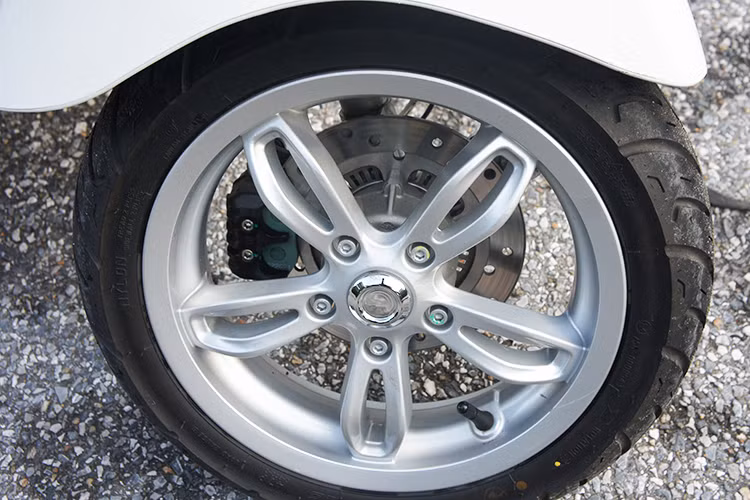 La-zăng của Primavera được đánh giá rất đẹp và mềm mại so với phần nhiều các mẫu xe tay ga tren thị trường hiện nay. Thiết kế này khá phù hợp với tổng thể của xe, chúng có hình cánh hoa sứ, kích thước 11 inch cho cả bánh trước và sau.