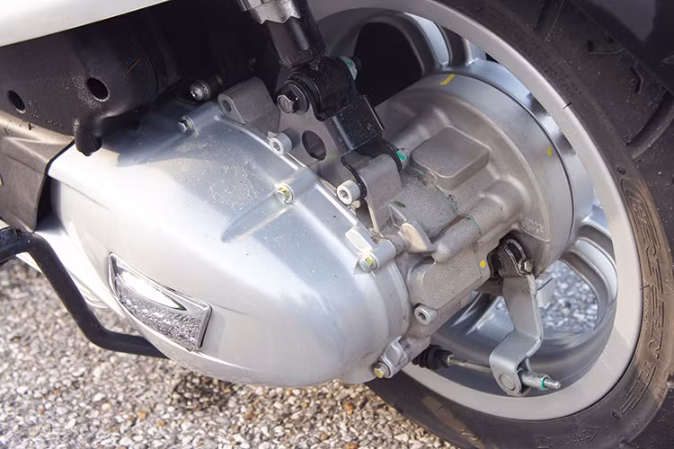 Primavera ABS sử dụng khối động cơ i-Get mới giống như hãng đã lắp cho Liberty và Medley. Cỗ máy 125 phân khối xi-lanh đơn làm mát bằng không khí cho công suất 10,6 mã lực ở vòng tua máy 7.700 vòng/phút, mô-men xoắn cực đại 10,4 Nm tại 6.000 vòng/phút.