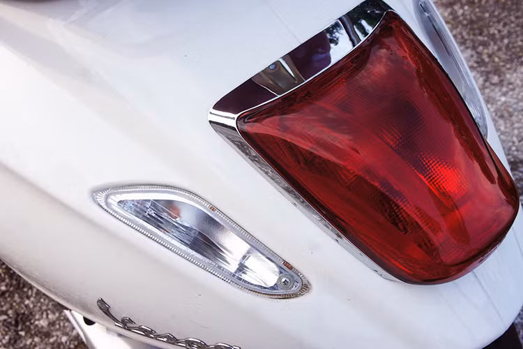 Thiết kế đèn hậu của Primavera không còn góc cạnh như mẫu LX. Nó giống như một viên đá quí được gọt giũa uốn lượn theo thân xe. Nếu nhìn từ trên xuống, toàn bộ những đường cong của khu vực này đều qui tụ về đây một cách thon thả giống như phần đuôi của một chú ong.