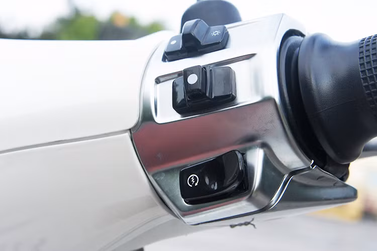 Bên tay lái phải bao gồm các nút bấm; khởi động, đèn pha, nút mode thay đổi thông số trên đồng hồ. Ngoài ra, Primavera mới cũng dược trang bị cặp gương chiếu hậu mới, kích thước ngắn nhưng điệu đà hơn .