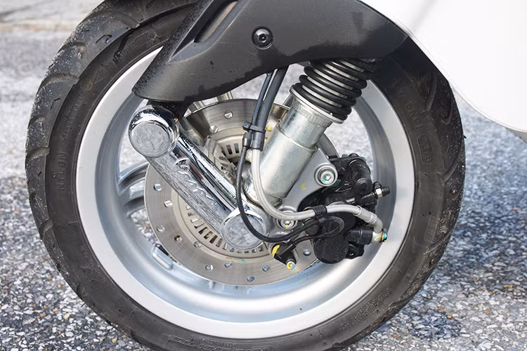 Thương hiệu xe máy Ý được xem là hãng xe tiên phong trong việc trang bị hệ thống chống bó cứng phanh ABS trên các dòng xe tay ga cỡ nhỏ hiện nay với trang bị mới này cho phanh trước. Phanh sau dạng tang trống cùng với bộ lốp không săm cỡ 110/70-11″ trước và 120/70-11'' sau.