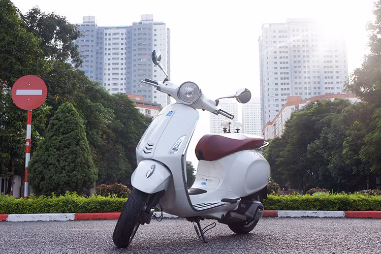 Giá bán Primavera ABS trang bị động cơ 125cc tại thị trường Việt Nam được Piaggio niêm yết 73,5 triệu đồng. Ngoài ra phiên bản thường không được trang bị ABS có giá 69,9 triệu đồng. Riêng phiên bản đặc biệt kỷ niệm 70 năm Piaggio có mức giá lên đến 84,5 triệu đồng với ABS và màu sơn cùng nhiều tuỳ chọn đáng giá.