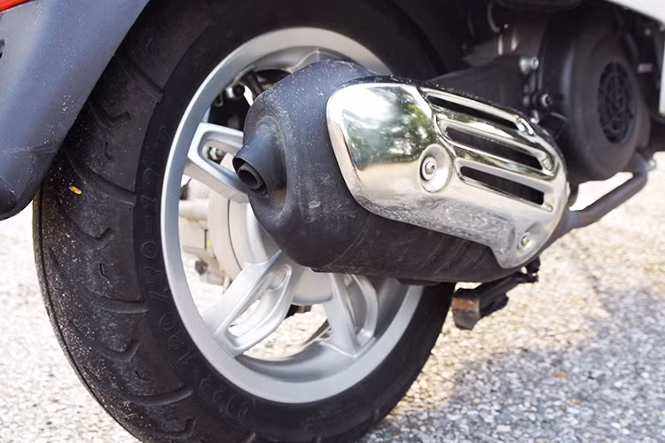 Hệ thống ống xả thế hệ mới với khối giảm âm có tác dụng giảm rung và tiếng ồn tại các điểm tiếp xúc với người lái như sàn để chân, yên xe và tay lái. Nhờ hệ thống này mà Vespa khẳng định mức độ rung tại sàn xe có thể giảm tới 40%. Tiếng ồn quen thuộc của Vespa cũng bị thay thế bởi hệ thống khởi động ly hợp 1 chiều.