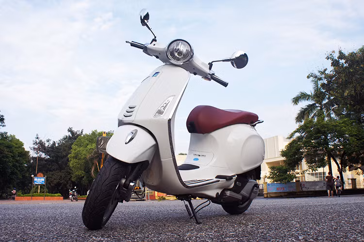 Năm 1960, mẫu Primavera ra đời lần đầu tiên giúp người dùng hướng tới việc tăng sự thoải mái, an toàn và cảm giác hứng khởi khi cầm lái. Sau hơn nửa thập kỉ, Vespa hồi sinh mẫu Primavera để chiếc xe này tiếp tục quá trình tiến hoá 70 năm của dòng Vespa.