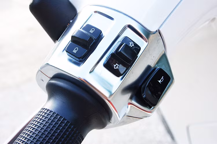 Giữa những nét cổ điển, điểm nhấn của Primavera nằm ở các công tắc hiện đại; bên trái tay lái là các nút như đèn báo, còi, xi nhan. Cụm tay lái cũng được làm mới bằng việc mạ chrome khiến dàn nút bấm nổi bật hơn.