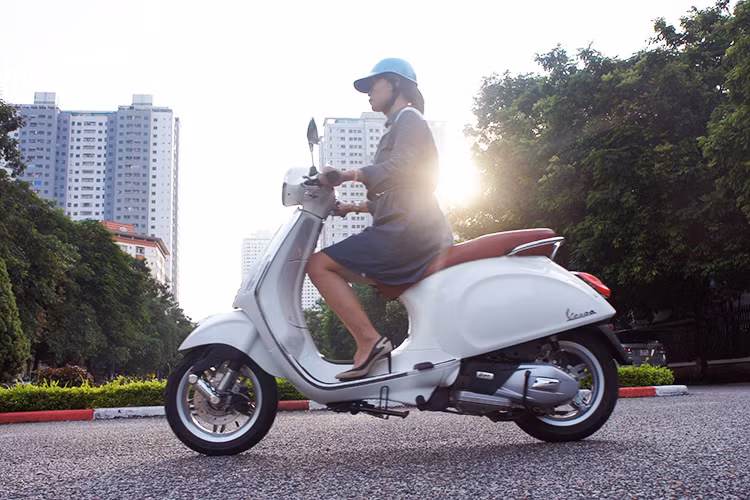 Tuy nhiên trên chiếc xe Vespa mới này cảm giác đầu tiên khi cầm lái là chiếc xe không còn nước đề-pa ban đầu chồm khoẻ như thế hệ động cơ trước. Giờ đây, cảm giác tăng tốc của Primavera êm đều, không vọt thốc mà lên dần theo từng nước ga. Sức mạnh của chiếc xe sử dụng trong đường nội đô là vừa đủ và hợp lý (vừa tầm với phái đẹp).
