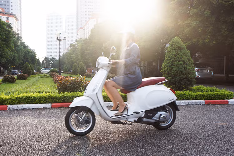 Hệ thống phanh ABS mới ở bánh trước cũng giúp cho chị em làm chủ tốc độ và tự tin hơn, không bị "xoè bất ngờ" như nhiều dòng xe không được trang bị. Ngoài ra, ABS cũng làm giảm đi nhược điểm trước kia của dòng xe Vespa với hệ thống treo trước lệch bên đặc trưng, khiến khách hàng thường có cảm giác bị mất lái mỗi khi phanh bị bóp cứng.