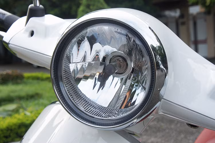Vespa hết sức tinh tế khi đưa những đường viền chrome trang trí vào Primavera, chúng giống như một món trang sức nổi bật và bắt mắt, góp phần tôn lên vẻ đẹp đặc trưng của chiếc xe. Đèn pha của xe được thiết kế không khác nhiều so với "người anh em" LX/S trước đây.