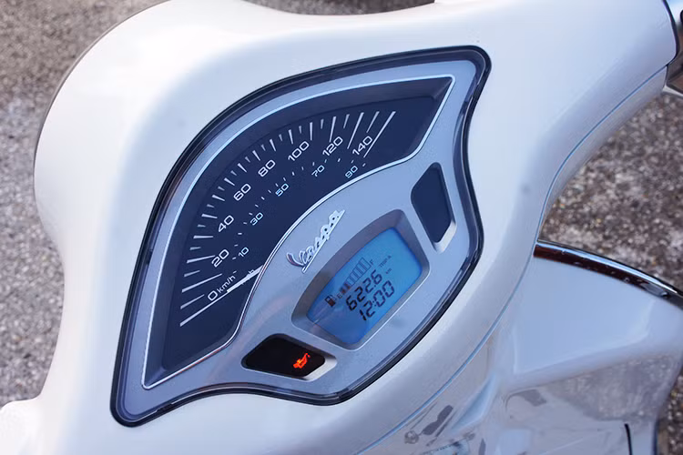 Đồng hồ công tơ mét cơ học có hình bán nguyệt kiểu cổ điển, phía dưới là màn hình điện tử hiện thị lượng xăng, quãng đường di chuyển và các đèn tín hiệu – nút “mode” bên phải tay lái sẽ thay đổi các thông số hiển thị trên màn hình. Ngoài ra biểu tượng ABS cũng đã xuất hiện.