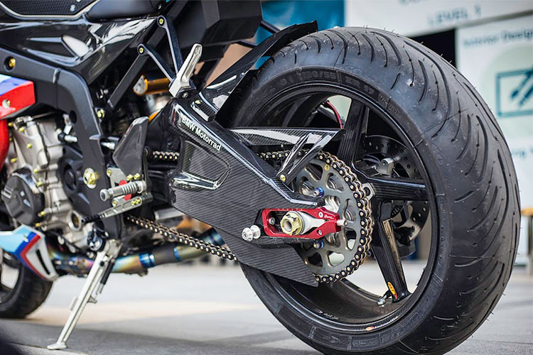 Xe sử dụng cùm côn CRG GP với tác dụng tăng chỉnh chủ động giúp chiếc xe dễ dàng lên và trả số khi buộc phải dùng tới tay côn trong nhiều trường hợp. Từ công suất 162 mã lực của chiếc nguyên bản, nó đã được gia tăng sức mạnh của xe lên bậc cao nhất bằng cách giảm trọng lượng triệt để cho xe.