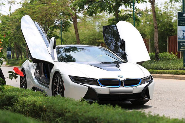 Mẫu siêu xe BMW i8 từng trở thành một hiện tượng tại Việt Nam vào những năm 2015, 2016 do yếu tố thương hiệu, thẩm mỹ và giá bán từ khoảng 7 đến 8 tỷ đồng. Sau trào lưu chơi "siêu xe xanh" BMW i8, nó đã nhanh chóng xuống giá - thậm chí thành trào lưu cho dân chơi nhờ giá rẻ.