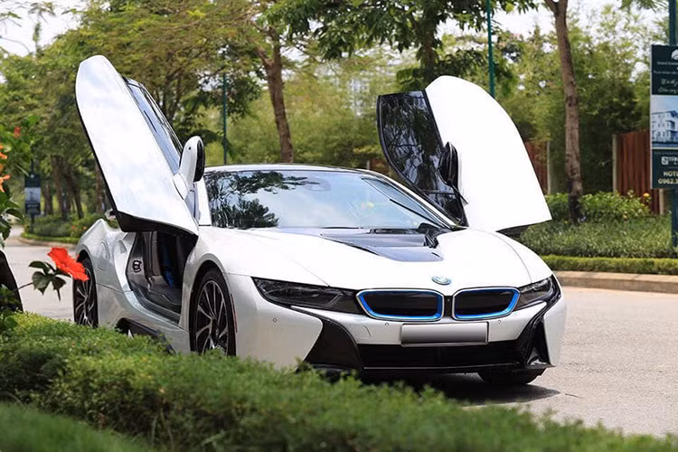 Mẫu siêu xe BMW i8 từng trở thành một hiện tượng tại Việt Nam vào những năm 2015, 2016 do yếu tố thương hiệu, thẩm mỹ và giá bán từ khoảng 7 đến 8 tỷ đồng. Sau trào lưu chơi "siêu xe xanh" BMW i8, nó đã nhanh chóng xuống giá - thậm chí thành trào lưu cho dân chơi nhờ giá rẻ.