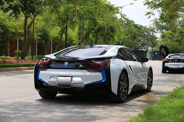 BMW i8 từng gây được ấn tượng mạnh với giới chơi xe Việt Nam cũng như quốc tế khi sở hữu thiết kế áp dụng công nghệ chế tạo module với vật liệu sợi carbon cường lực, thép và kính cường lực Gorilla Class, bên cạnh đó là tích hợp hệ thống động cơ Hybrid tiên tiến và đèn pha Laser "đỉnh".