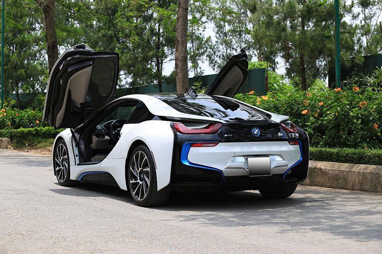 Trước thời điểm 1/7, giá siêu xe BMW i8 tại thị trường Việt là vào khoảng hơn 7 tỷ đồng. Hiện nhiều mẫu xe hàng lướt không chính hãng tại các đại lý ở Hà Nội và TP HCM đều đang rao bán mẫu xe này thấp nhất khoảng từ hơn 3 tỷ đến 4 tỷ đồng. Mức giá này giảm một nửa so với thời điểm mới về nước.