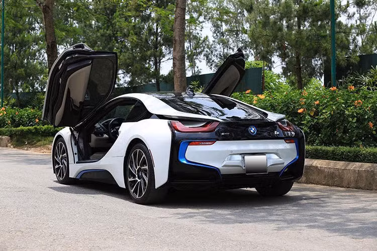 Trước thời điểm 1/7, giá siêu xe BMW i8 tại thị trường Việt là vào khoảng hơn 7 tỷ đồng. Hiện nhiều mẫu xe hàng lướt không chính hãng tại các đại lý ở Hà Nội và TP HCM đều đang rao bán mẫu xe này thấp nhất khoảng từ hơn 3 tỷ đến 4 tỷ đồng. Mức giá này giảm một nửa so với thời điểm mới về nước.
