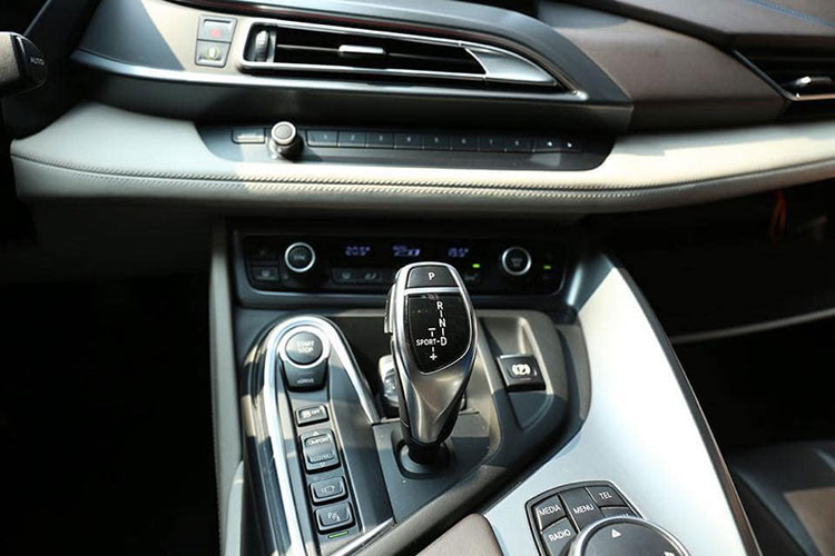 Tổng công suất của mẫu siêu xe BMW i8 theo công bố lên tới 362 mã lực và 570 mô-men xoắn Nm. Hai khối động cơ trên xe có thể giúp cho i8 tăng tốc từ 4,4 giây để đạt 100 km/h trước khi đạt tới tốc độ tối đa 250 km/h.