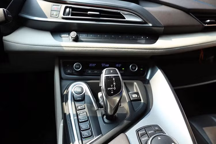 Tổng công suất của mẫu siêu xe BMW i8 theo công bố lên tới 362 mã lực và 570 mô-men xoắn Nm. Hai khối động cơ trên xe có thể giúp cho i8 tăng tốc từ 4,4 giây để đạt 100 km/h trước khi đạt tới tốc độ tối đa 250 km/h.