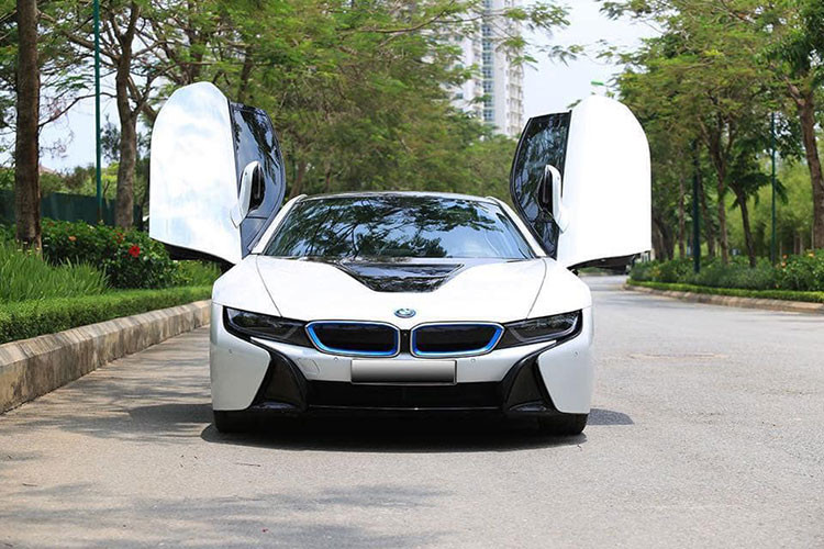 Theo nhiều người chơi xe, nguyên nhân BMW i8 "xuống giá" là do chiếc siêu xe này có kiểu dáng nhỏ bé, gầm rất thấp. Ngoài ra mẫu xe này cũng vốn ảnh hưởng bởi tính bảo hành khi hỏng hóc, phụ tùng thay thế cực đắt đỏ và hiếm nên khá khó bán hơn so với các đối thủ cùng phân khúc...