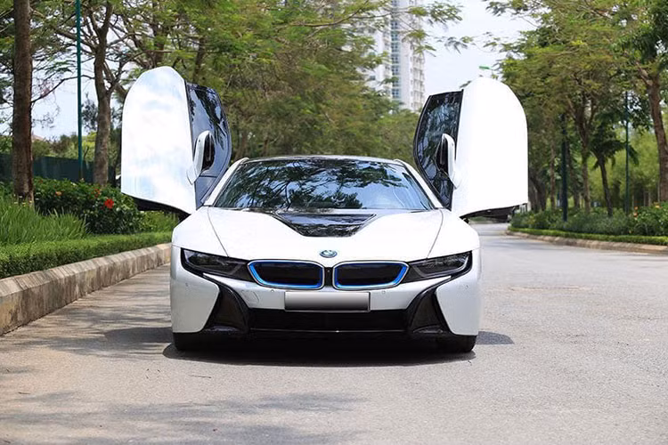 Theo nhiều người chơi xe, nguyên nhân BMW i8 "xuống giá" là do chiếc siêu xe này có kiểu dáng nhỏ bé, gầm rất thấp. Ngoài ra mẫu xe này cũng vốn ảnh hưởng bởi tính bảo hành khi hỏng hóc, phụ tùng thay thế cực đắt đỏ và hiếm nên khá khó bán hơn so với các đối thủ cùng phân khúc...