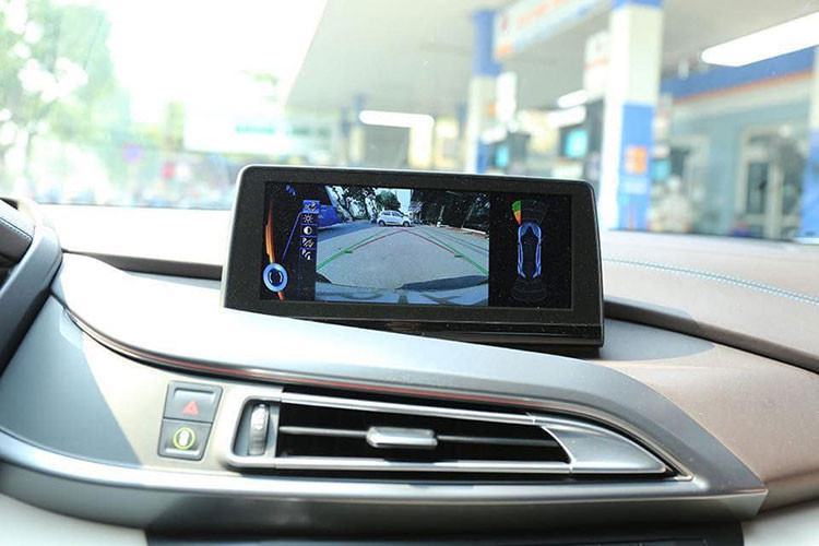 Các vị trí ghế điều chỉnh giúp người lái và hành khách thoải mái trên hành trình dài. Cần số của xe thiết kế sang trọng đặt ngay ở bệ trung tâm. Xe được trang bị động cơ 1.3l tăng áp 3 xi-lanh tăng áp 231 mã lực nằm giữa, cùng với mô-tơ điện 131 mã lực ở bánh trước.