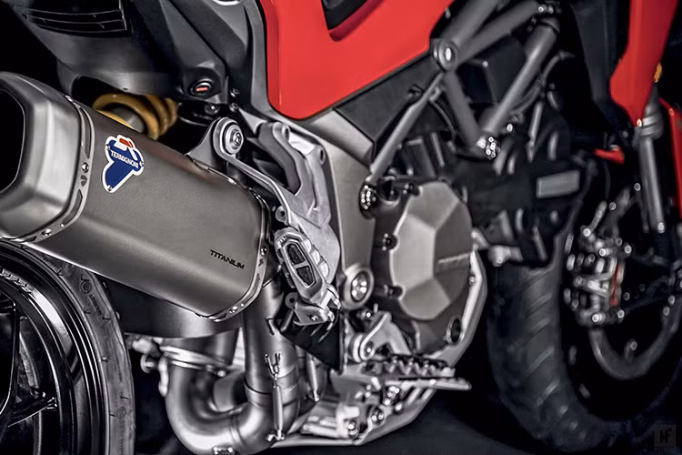 Ducati sẽ trang bị cho xe khối động cơ Testastretta DVT (Desmodromic Variable Timing) với xy-lanh đôi, dung tích 1.262 cc lấy từ XDiavel cho Multistrada 1260 mới. Động cơ đáp ứng tiêu chuẩn khí thải Euro 4 này tạo ra công suất tối đa 158 mã lực tại vòng tua máy 9.750 vòng/phút và mô-men xoắn cực đại 129,5 Nm tại vòng tua máy 7.500 vòng/phút.