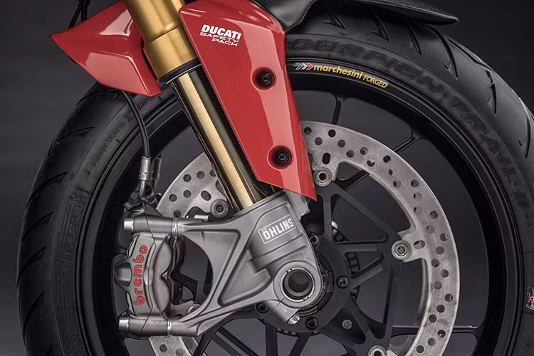 Lực hãm của Ducati Multistrada 1260 phiên bản tiêu chuẩn sẽ bắt nguồn từ phanh đĩa kép 320 mm với kẹp phanh Brembo 4 piston phía trước và phanh đĩa đơn 265 mm đằng sau. Riêng bản S sử dụng phanh đĩa kép 330 mm đi kèm kẹp phanh Brembo M50 với 4 piston phía trước.