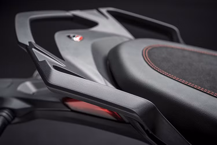 So với bản tiêu chuẩn, Ducati Multistrada 1260 S còn được trang bị đèn pha LED toàn phần với tính năng chiếu sáng theo góc cua. Xe cũng được trang bị bộ khung mắt cáo mới phía trước với tay đòn dài hơn, 48 mm. Thay đổi này khiến chiều dài cơ sở của xe cũng tăng thêm 55 mm.