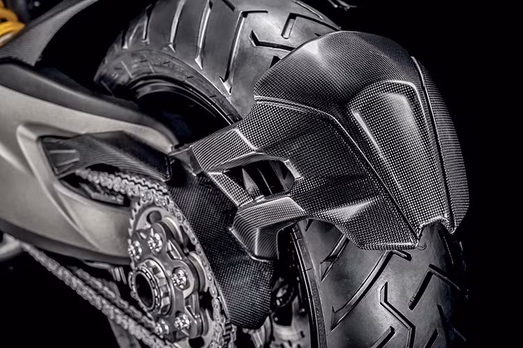 Hệ thống treo của Ducati Multistrada 1260 tiêu chuẩn bao gồm phuộc hành trình ngược Kayaba 48 mm trước với lò xo tùy chỉnh theo tải. Đằng sau xuất hiện giảm xóc đơn Sachs cũng tùy chình theo tải. Trong khi đó, bản S được cung cấp phuộc hành trình ngược Sachs 48 mm tùy chỉnh theo tải.