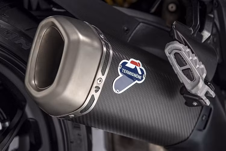 Điểm nhấn khác biệt của Multistrada 1260 S so với bản tiêu chuẩn nằm ở hệ thống treo bán tự động Ducati Skyhook Suspension (DSS) Evolution. Trang bị tiện nghi đi kèm theo xe như khởi động máy không cần chìa khóa, hệ thống kiểm soát hành trình, yên tùy chỉnh độ cao và kết nối với điện thoại thông minh qua Bluetooth...