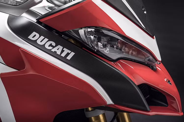 Trên mẫu xe Ducati Multistrada 1260 phiên bản mới vẫn không có gì thay đổi, toàn bộ thông tin cần thiết đều được hiển thị rõ ràng qua màn hình LCD của bảng đồng hồ. Trong khi đó, bản S được trang bị màn hình màu TFT 5 inch mới với độ phân giải cao hơn, cho phép người lái đọc thông số dưới trời nắng dễ dàng hơn và có giao diện đơn giản hóa.