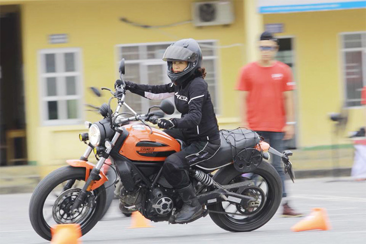 Theo chị Thanh Tina - một nữ biker nổi tiếng tại Việt Nam cho biết, “Sử dụng xe máy để phượt thì quả là tuyệt, bạn có thể thoải mái vào các ngóc ngách bản làng để ngắm cảnh mà không hề thấy bất tiện mà ngược lại".