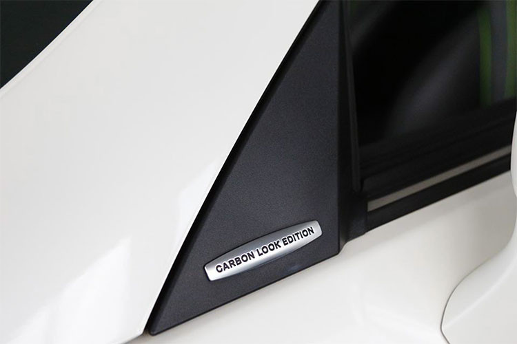 Phiên bản Mercedes-Benz SLK350 CarbonLOOK Edition đặc biệt này sử dụng khá nhiều các chi tiết được làm bằng sợi carbon, tuy nhiên sợi carbon không được sử dụng để giảm trọng lượng mà nó chỉ được sử dụng với mục đích duy nhất là trang trí để tăng tính thể thao cho chiếc mui trần.