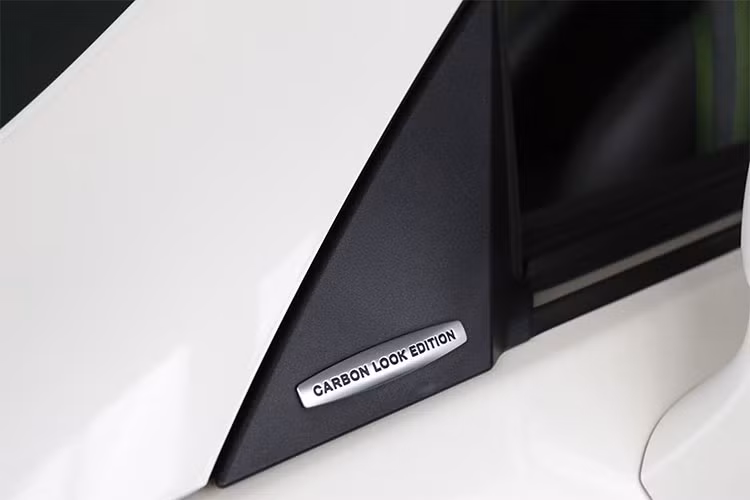 Phiên bản Mercedes-Benz SLK350 CarbonLOOK Edition đặc biệt này sử dụng khá nhiều các chi tiết được làm bằng sợi carbon, tuy nhiên sợi carbon không được sử dụng để giảm trọng lượng mà nó chỉ được sử dụng với mục đích duy nhất là trang trí để tăng tính thể thao cho chiếc mui trần.