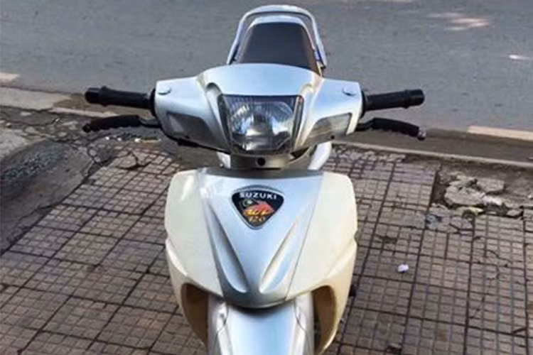 Vào cuối những năm 90, đầu 2000, Suzuki RGV 120 đã được nhập vào Việt Nam dưới dạng xe nguyên chiếc và có giá rất đắt vào thời điểm đó. Nhờ có công suất lớn cùng tiếng nổ 2 kỳ đặc trưng, RGV 120 nói riêng và các biến thể "Su xì po" nói chung đã trở thành một trong những "tượng đài" xe máy 2 kỳ tại Việt Nam, bên cạnh Yamaha Z125.