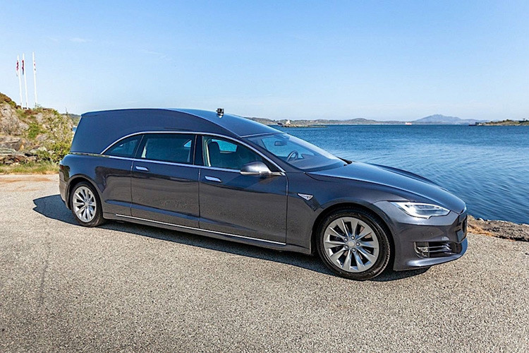 Dựa theo nhà tư vấn tang lễ người Na Uy có tên Jan Erik Naley, trên thế giới hiện chỉ có 4 chiếc xe tang điện Tesla mà thôi. Anh ấy là người rõ việc này nhất, bởi anh ấy nhận là người đã chế tạo ra chúng. Trong số đó, có 3 chiếc đang được hoạt động trên đường.