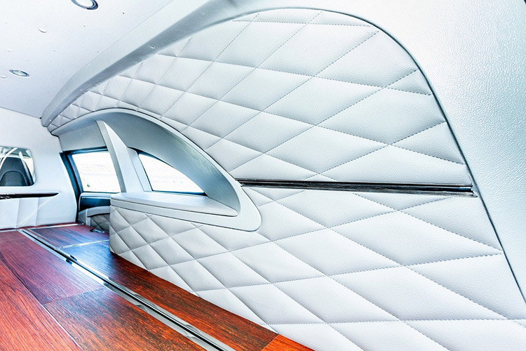 Trên thực tế, xe tang này là một chiếc Model S 2018 với chỉ 1.000 km trên đồng hồ công-tơ-mét. Naley đã tiến hành loại bỏ phần lớn nội thất, và chiếc xe giờ đây chỉ có thể trở 2 người + thêm cỗ quan tài dành cho người chết ở phía sau.