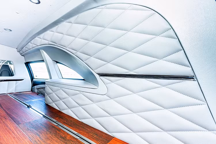 Trên thực tế, xe tang này là một chiếc Model S 2018 với chỉ 1.000 km trên đồng hồ công-tơ-mét. Naley đã tiến hành loại bỏ phần lớn nội thất, và chiếc xe giờ đây chỉ có thể trở 2 người + thêm cỗ quan tài dành cho người chết ở phía sau.