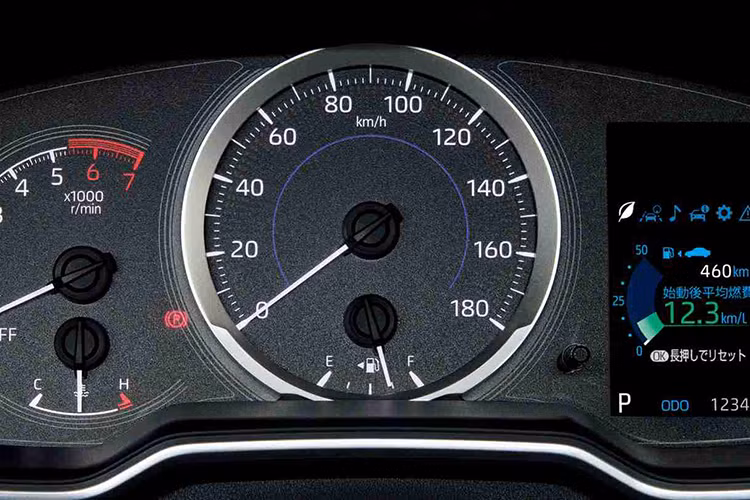 Phiên bản sedan và touring có 2 tùy chọn hệ truyền động gồm động cơ xăng 4 xi lanh hút khí tự nhiên 2ZR-FAE 1,8 lít kết hợp hộp số CVT-i 7 cấp, sản sinh công suất 140 mã lực và 170 Nm, và động cơ tăng áp 1,2 lít, sản sinh công suất 116 mã lực và mô men xoắn 185 Nm. Kết hợp cùng hệ dẫn động cầu trước và hộp số sàn.