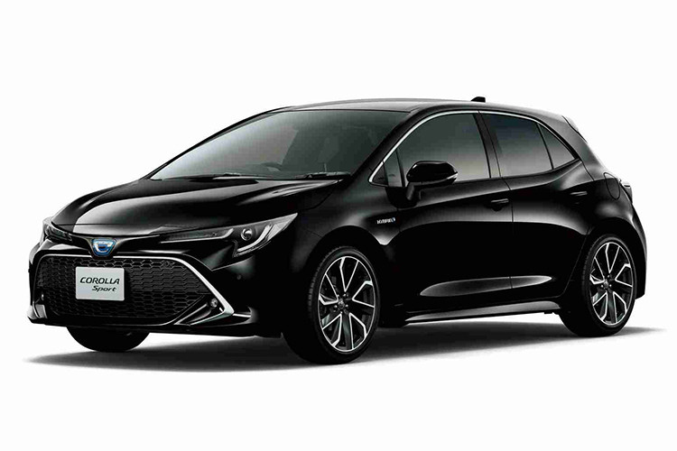 Phiên bản Toyota Corolla touring 2020 mới, xe sở hữu kích thước tương tự bản sedan, tuy nhiên chiều cao nhỉnh hơn một chút, đạt 1.460 mm. Xe được trang bị cụm đèn pha sử dụng bóng halogen tiêu chuẩn, trong khi đèn hậu sau dùng bóng LED.