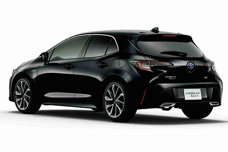 Điểm nhấn thú vị về thiết kế trên mẫu Corolla dành cho thị trường Nhật Bản là huy hiệu chữ C cách điệu ở phần mui xe thay vì ở phía sau đuôi xe hay trên nắp bánh xe như các mẫu thông thường khác.