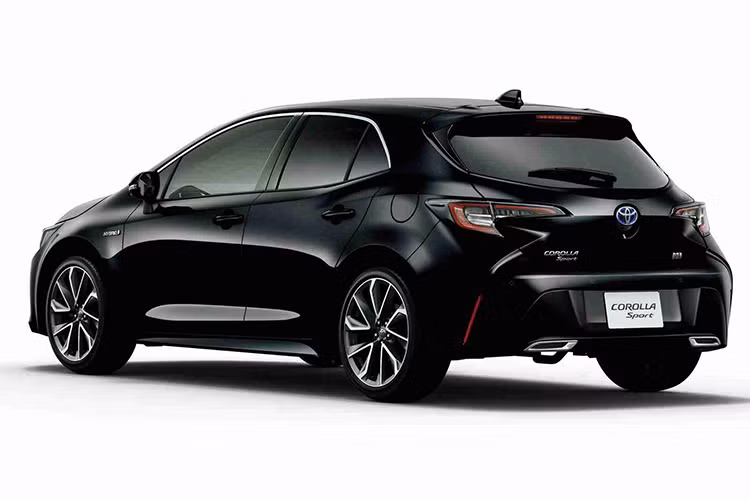 Điểm nhấn thú vị về thiết kế trên mẫu Corolla dành cho thị trường Nhật Bản là huy hiệu chữ C cách điệu ở phần mui xe thay vì ở phía sau đuôi xe hay trên nắp bánh xe như các mẫu thông thường khác.