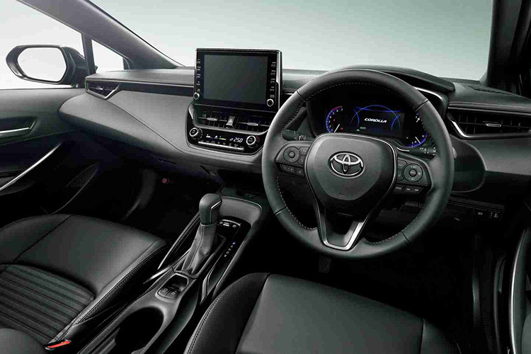 Ở bản cao cấp nhất được nhà sản xuất bổ sung thêm hệ thống định vị và gói an toàn Safety Sense. Gói an toàn này bao gồm: chỉnh đèn pha tự động, cảnh báo mất tập trung, cảnh báo va chạm sớm và phanh tự động, cảnh báo chệch làn đường cộng thêm tính năng hỗ trợ đánh lái cũng như kiểm soát hành trình bằng radar.