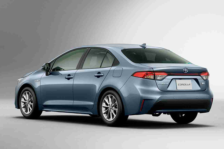 Ở phiên bản sedan và touring có kích thước khác biệt so với các biến thể quốc tế. Theo đó, bản sedan và touring có chiều dài 4.495 mm, chiều rộng 1.745 mm, chiều cao giữ nguyên ở mức 1.435 mm và chiều dài cơ sở đạt 2.640 mm.