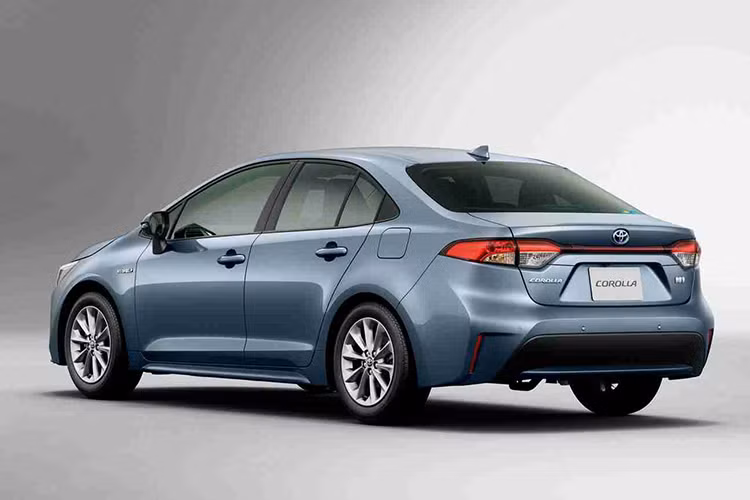 Ở phiên bản sedan và touring có kích thước khác biệt so với các biến thể quốc tế. Theo đó, bản sedan và touring có chiều dài 4.495 mm, chiều rộng 1.745 mm, chiều cao giữ nguyên ở mức 1.435 mm và chiều dài cơ sở đạt 2.640 mm.