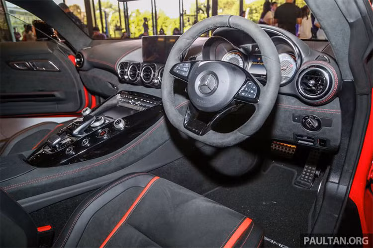 Đối lập với bộ áo nổi bật, bên trong khoang lái chiếc Mercedes-AMG GT C 2018 mới ra mắt giới nhà giàu Malaysia có nội thất bọc da Nappa màu đen, cùng 2 đường sọc bên hông ghế ngồi và đường chỉ may màu đỏ "tông xuyệt tông" ngoại thất. 