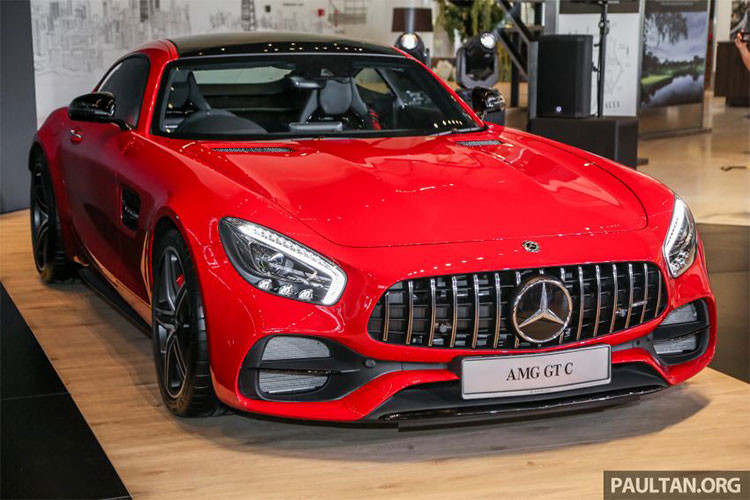Dòng xe thể thao hạng sang Mercedes-AMG GT có rất nhiều phiên bản khác nhau từ tiêu chuẩn, GT S, GT C cho đến phiên bản hiệu suất cao GT R. Trong đó, mẫu xe Mercedes-AMG GT C 2018 từng được ra mắt tại triển lãm Detroit 2017 và nằm giữa phân khúc của GT S và GT R.